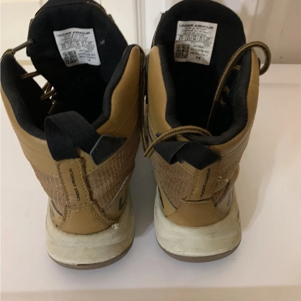 Under Armour youth Sz 4Y‎ Brown Athletic Shoes